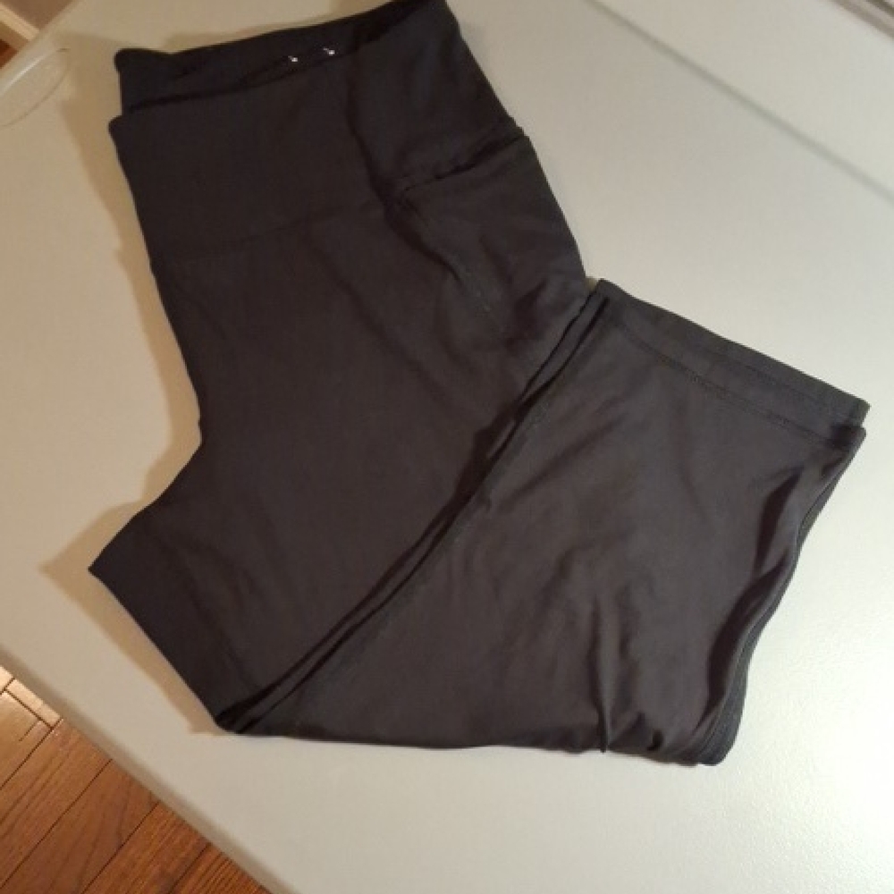 Livi Black High-Waist Active Capris